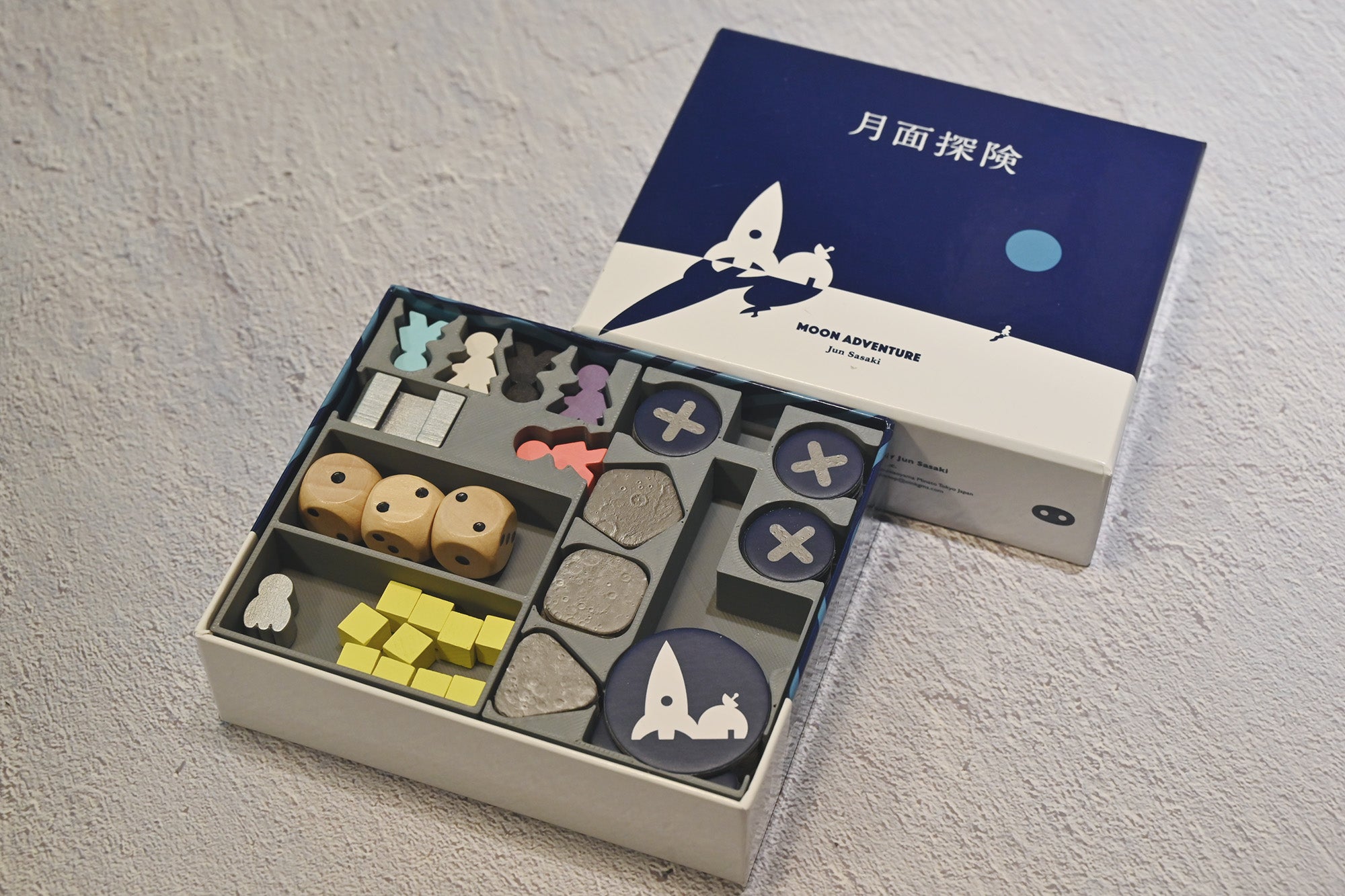 月球探險新版 Moon Adventure 烏鴉盒子桌遊收納盒 盒面